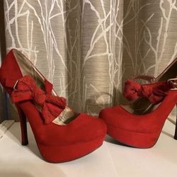 Red high heels, good condition, bow on sides ( size 6 )