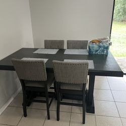 Table Plus 4 Chairs