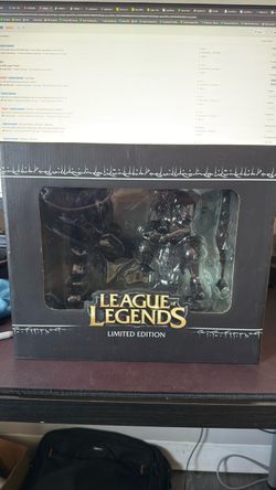 Ryze and Tryndamere Statue