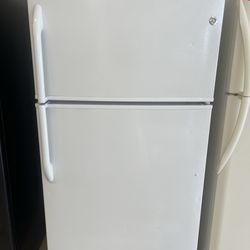 GE TOP BOTTOM FRIDGE WHITE