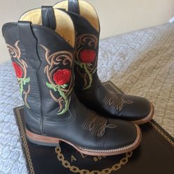 BLACK WITH ROSE COWGIRL BOOTS SIZE 8/5