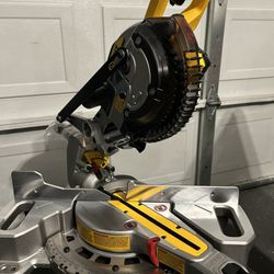 Dewalt 20v MAX cordless  7-1/4 Miter Saw