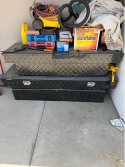 Truck bed tool box