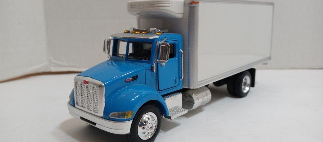 Die Cast Model Truck 1:43 Scale - Peterbilt Refrigerator Box Truck Cab SS - 15803B -