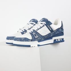 A pair of fashionable and versatile shoes