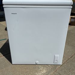 Chest Freezer 4.9 CU.Ft - Like New Works Amazing 