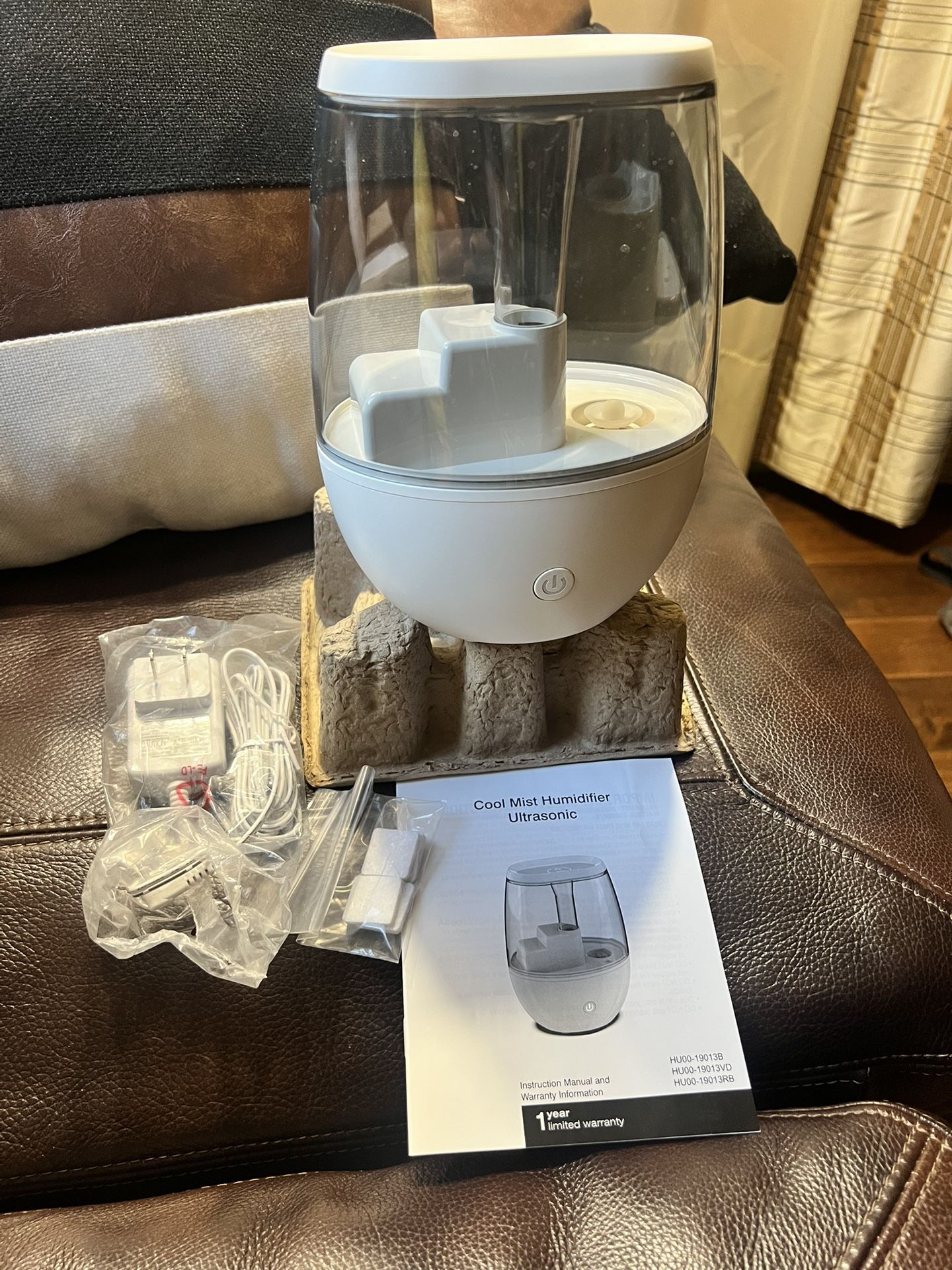 Aromatherapy humidifier with oil tray. Simple design. Enhances air quality, aroma tray. Great for a small space New in box. See pictures