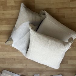 3 Decorative pillows