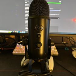 Blue Yeti USB Microphone for Gaming, Streaming and Podcasting Black