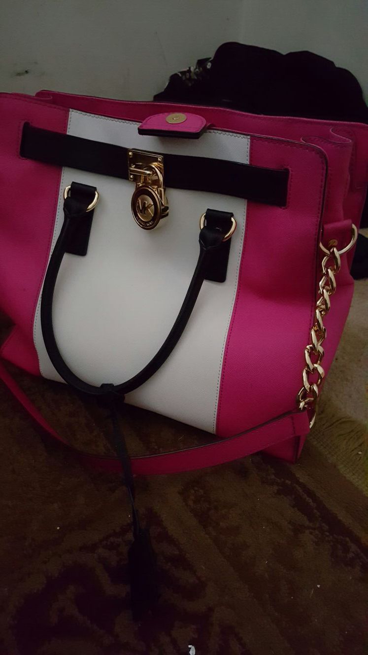 Michael Kors Saffiano Leather 3-in-1 Crossbody Clutch for Sale in Woodburn,  OR - OfferUp