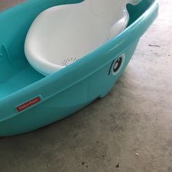 Fisher-Price Baby to Toddler Bath Whale of A Tub with Removable Infant Seat