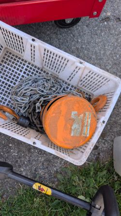 Engine hoist chain free