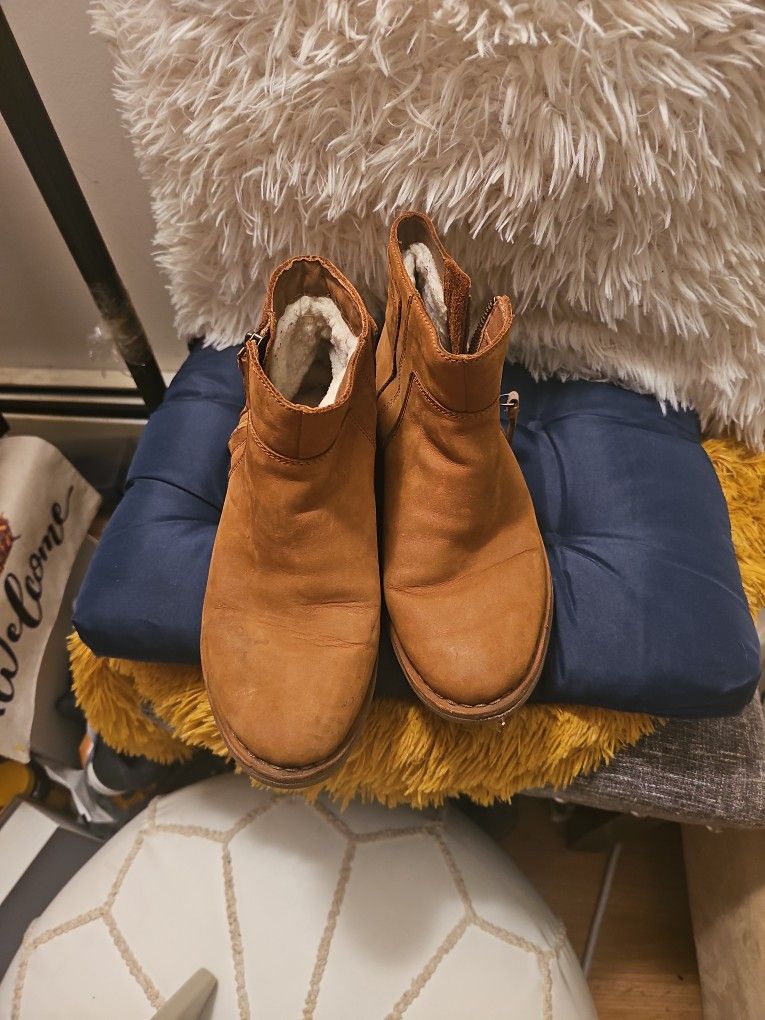 Open Box New uggs Sz 7 Yes available pet smk free