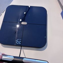 Hume health scale and body analyzer like new in box