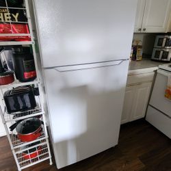 Refrigarator Insignia 18 Cu. Top Freezer