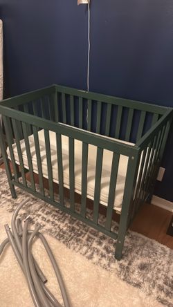Crib with breathable mattress