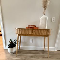 Entrance table