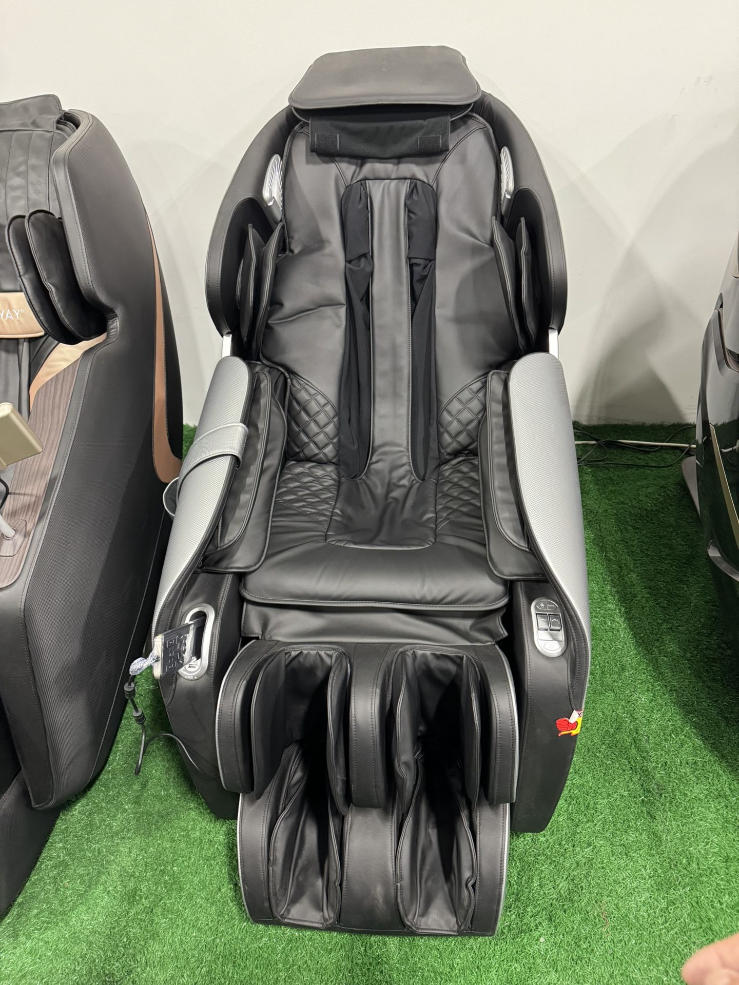 Massage Chair Full Body Zero Gravity (Brown, Coffee White and Black Grey) ( Finance Available) / Sillón de masaje de cuerpo completo con gravedad cero