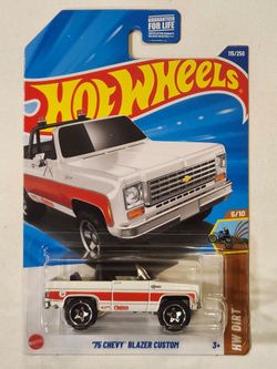 HOT WHEELS. DIRT. 1975 CHEVY BLAZER SQUARE BODY. (WHITE VARIATION)