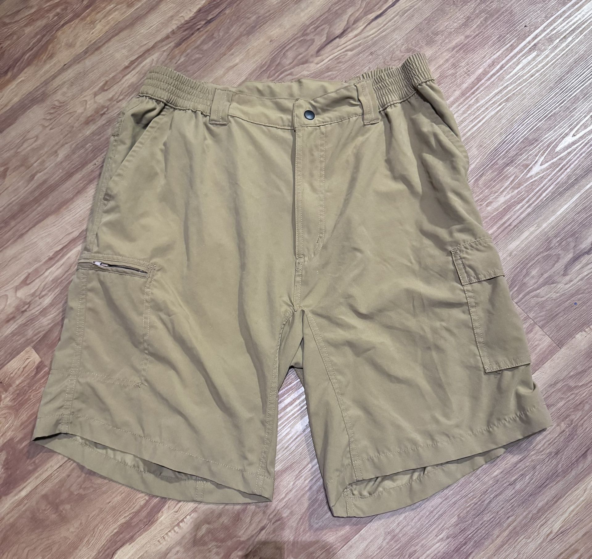 Cargo Shorts Men size Large Khaki Tan Fitted shorts water resistant water proof