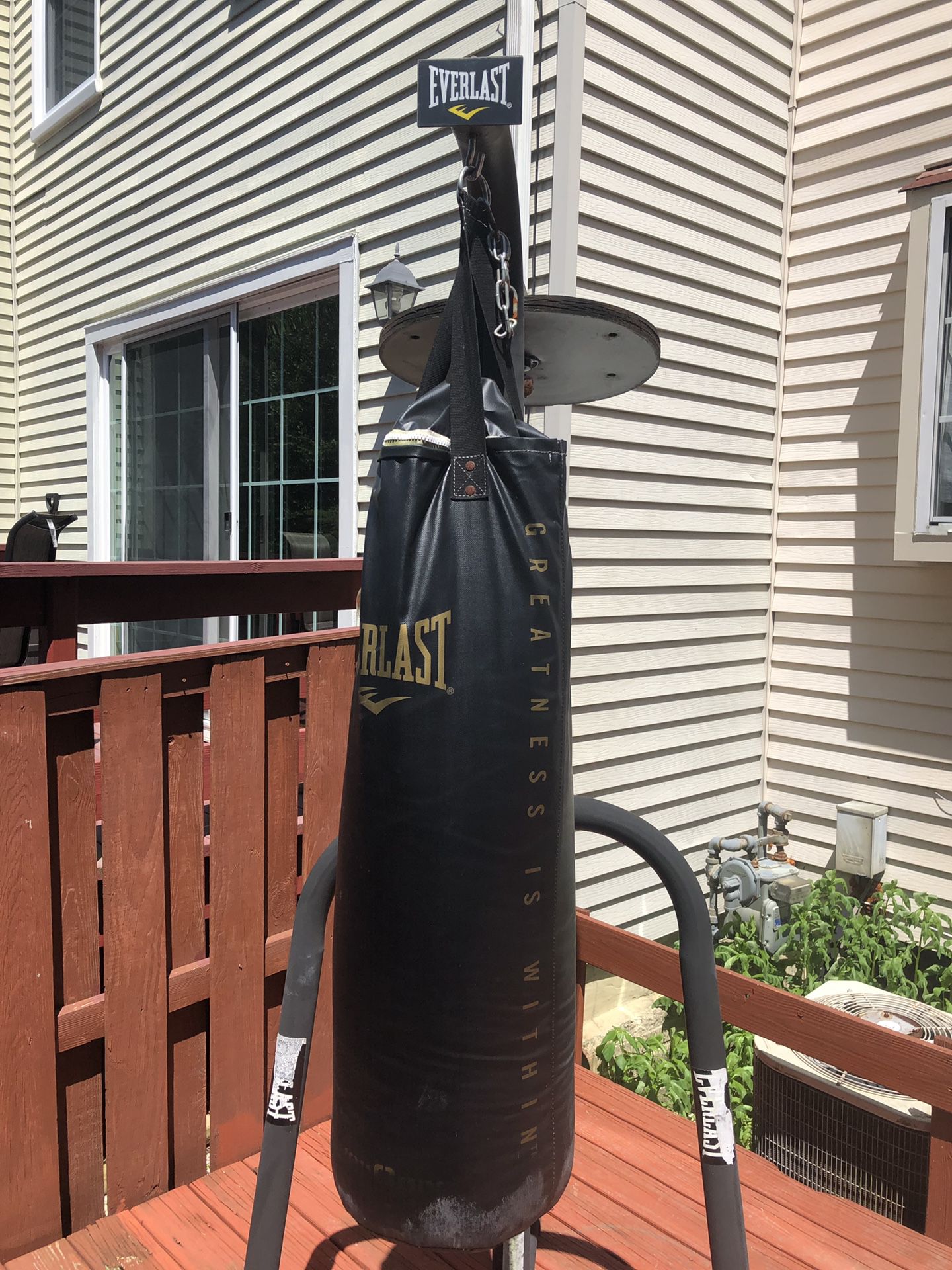Everlast body bag used and has flaws