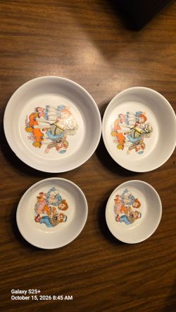 Vintage Oneida Deluxe Child’s Bowl Raggedy Ann Andy Bobbs-Merrill Melamine
2 large bowls
2 smaller