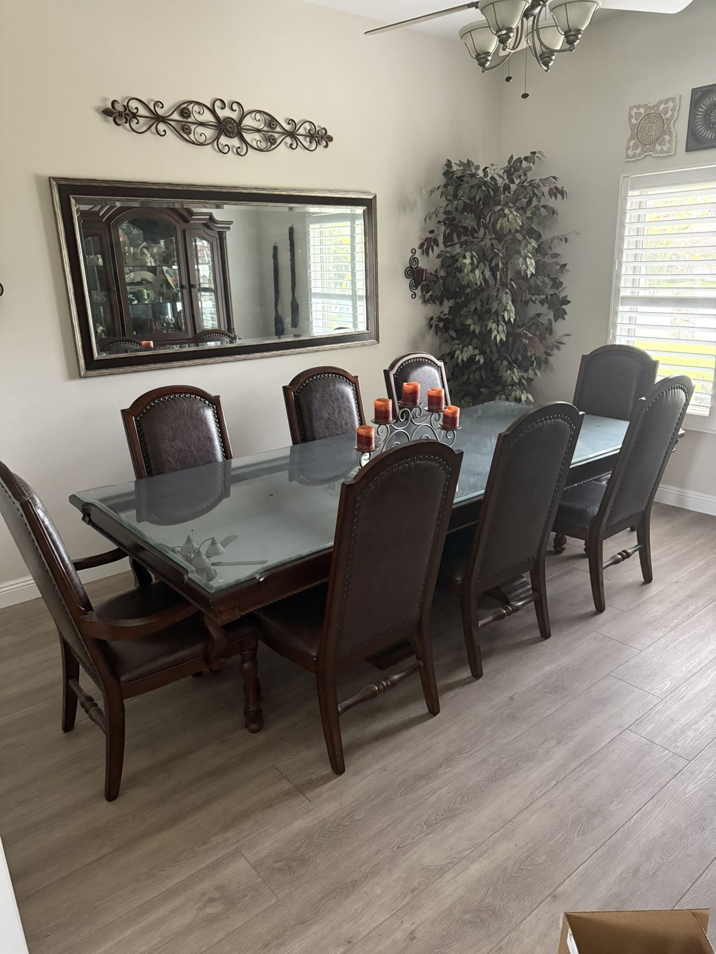 8 Seat Dining Room Table & Hutch 