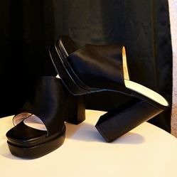  Women's sandals with a thick, high heel in black