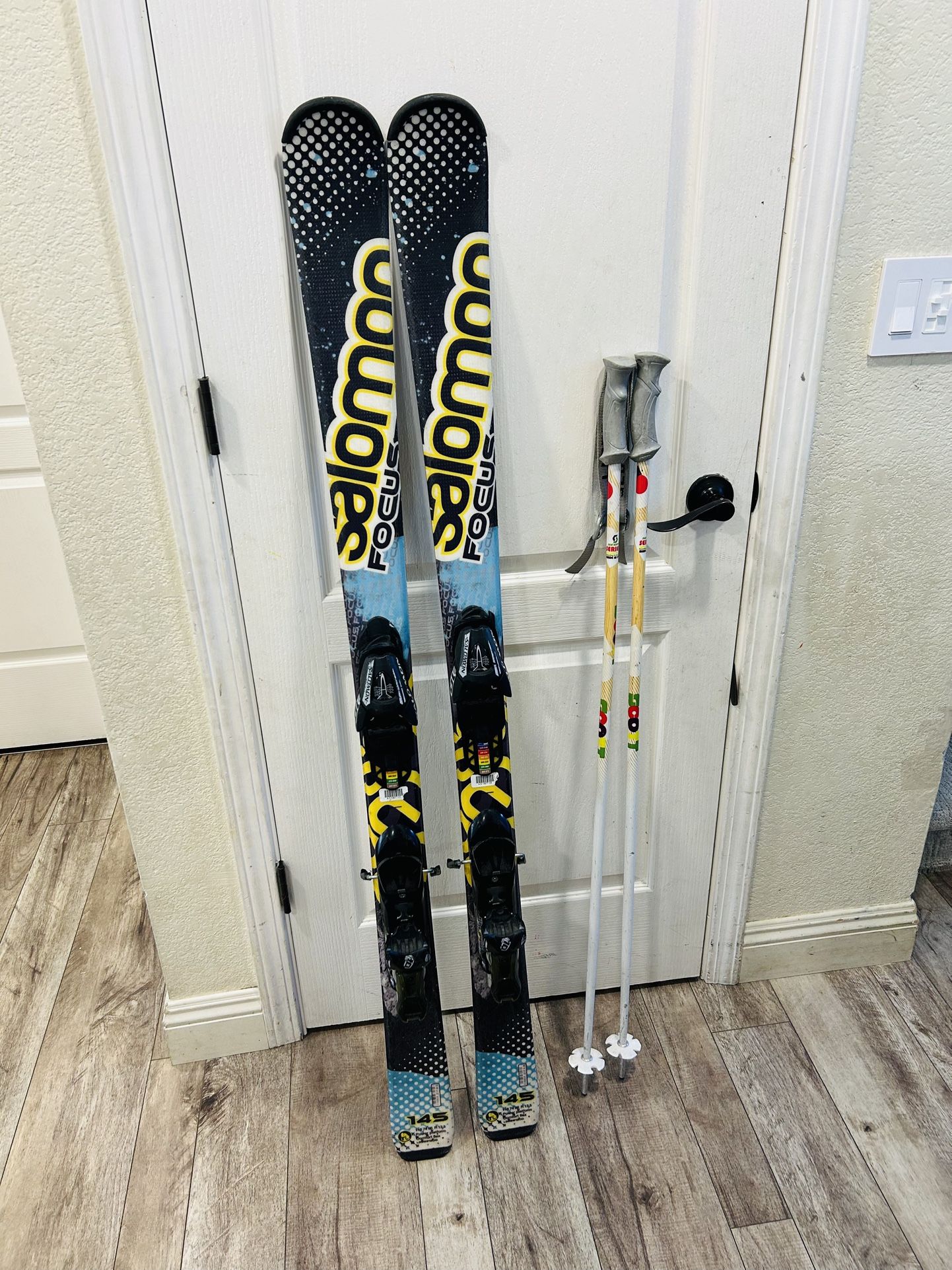 SALOMON SKIS WITH BINDINGS 145cm