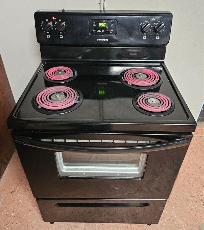 ✨️🔆Frigidaire🔆✨️ Black Coil Top Stove in great working order 