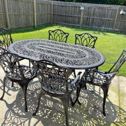 Very Nice Patio Set Great Detail