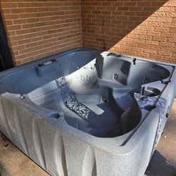 Large 30 Jet Hot Tub - 6 Seats/6 Cup Holders - $299 OBO