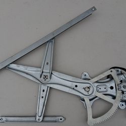 2011-2020 Toyota Sienna Front Left Window Regulator