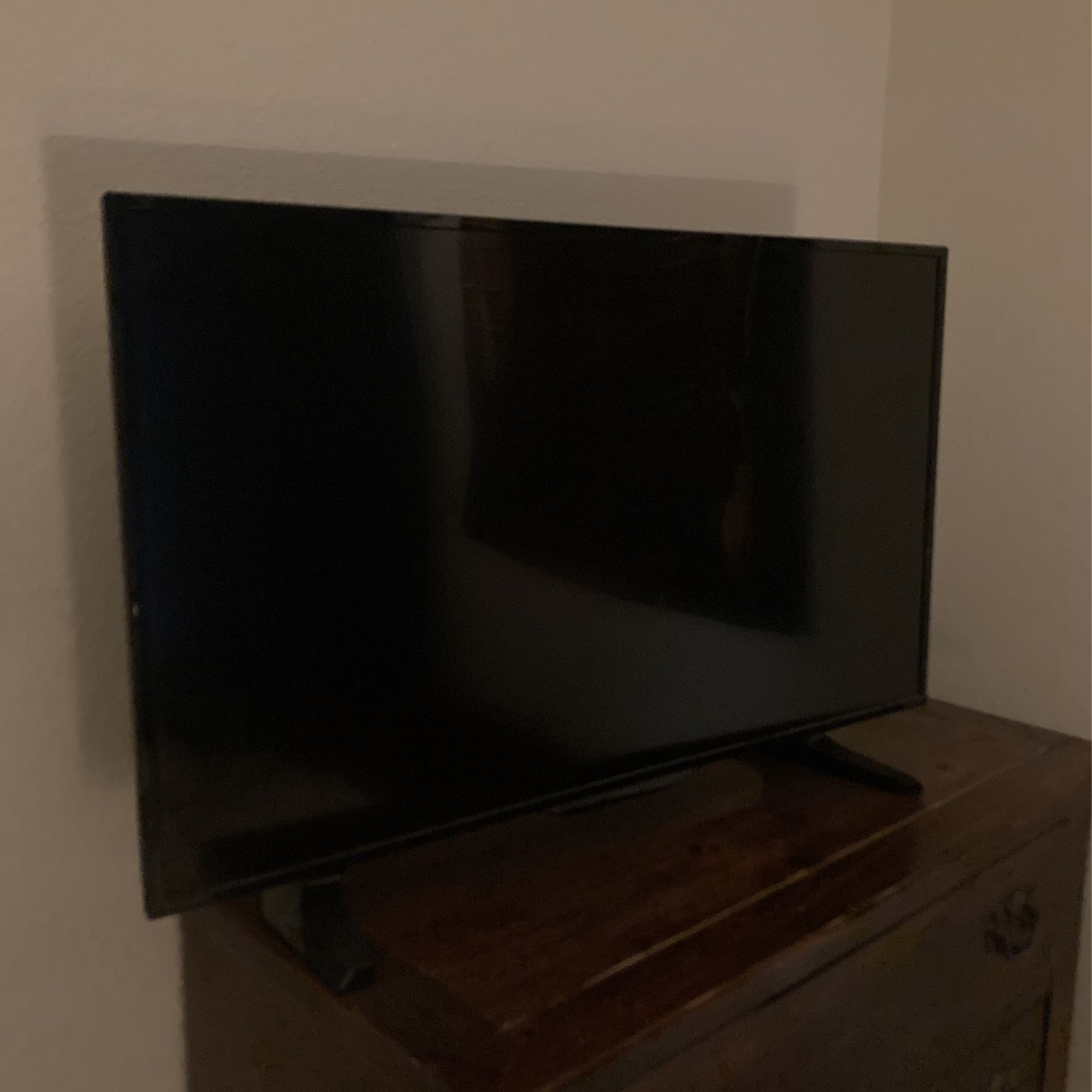 Flat Screen Insignia 35 inch Roku Tv