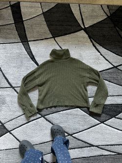 green cropped turtleneck