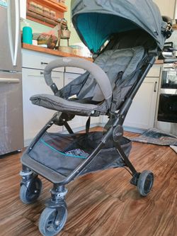 Graco stroller - one-hand open and compact!