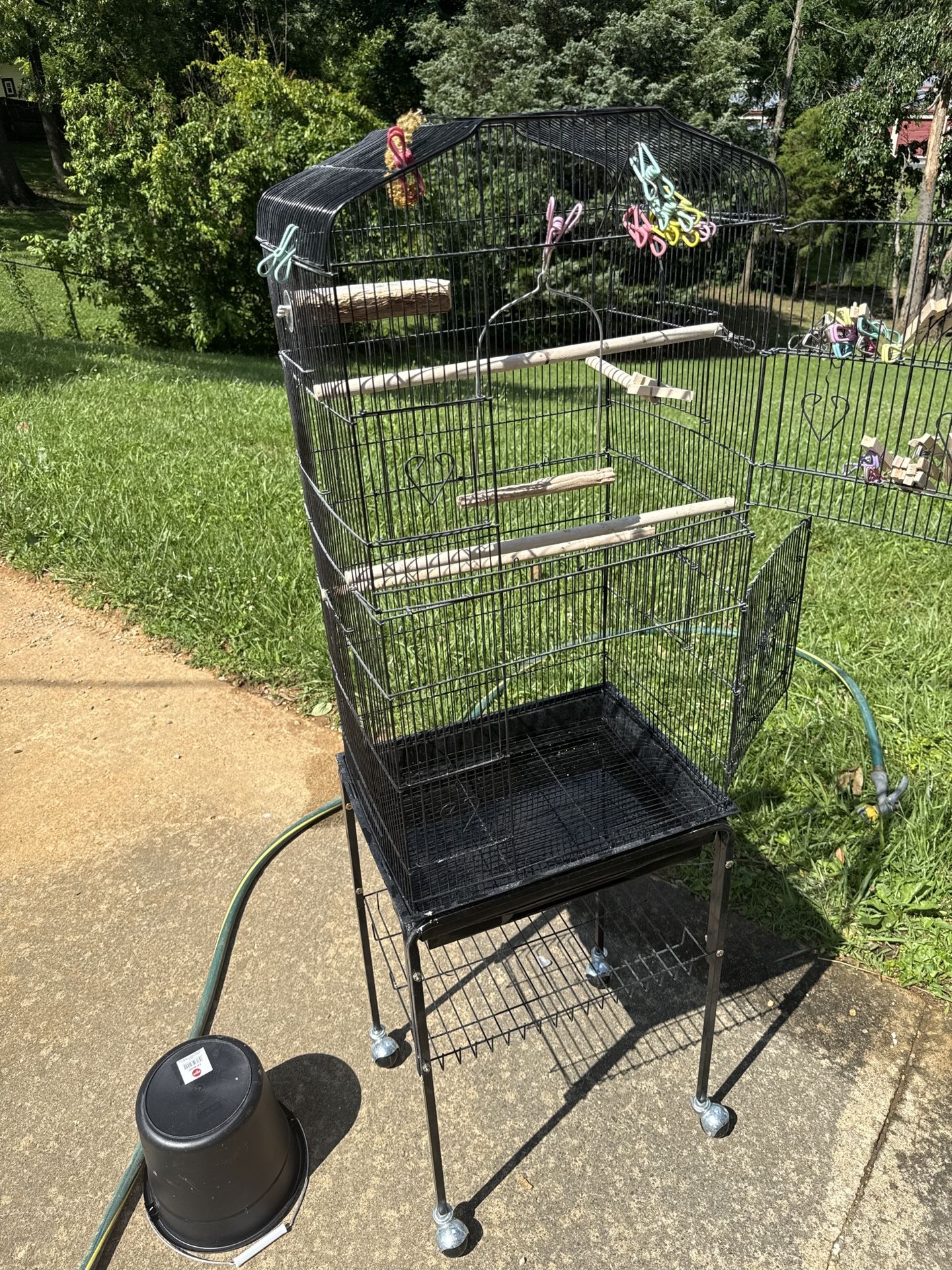 Several Different Sizes And Color Birdcages Is Available