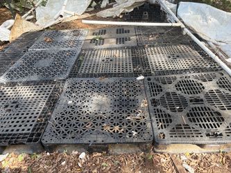 Black Plastic Interlocking Grid Floor Tiles