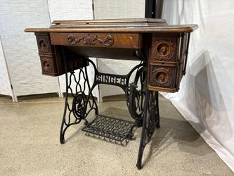 SINGER Antique Treadle Sewing Machine with Four Drawers