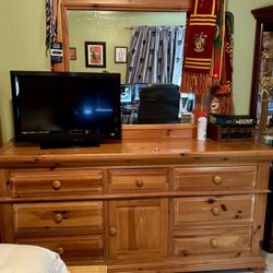 Broyhill Solid Wood Dresser With Mirror 