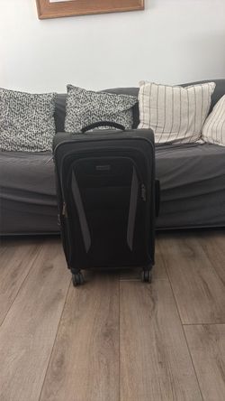 Perry Ellis Portfolio Luggage bag
