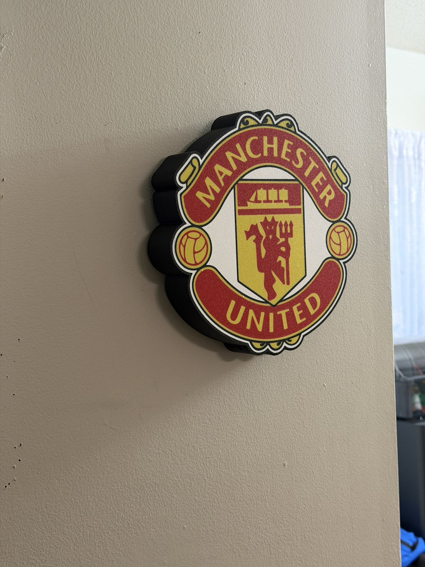 Escudo Manchester United 3D - Decoración de Pared Premium - Logotipo Man Utd en Relieve - Regalo para Fanáticos del Fútbol - Arte de Pared Deportivo