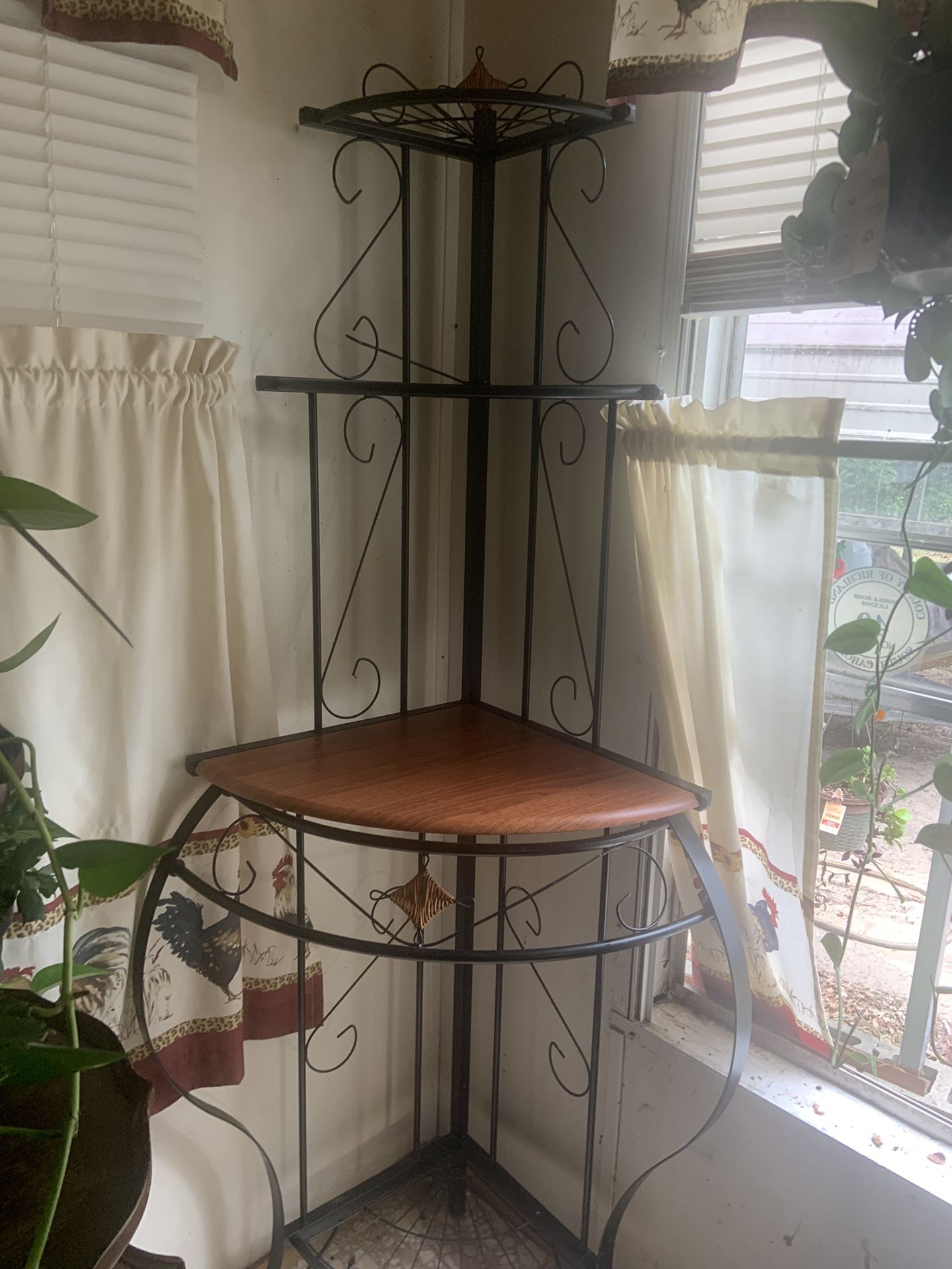 2corner Stands Table/ 4 Chairs And Bakers Rack