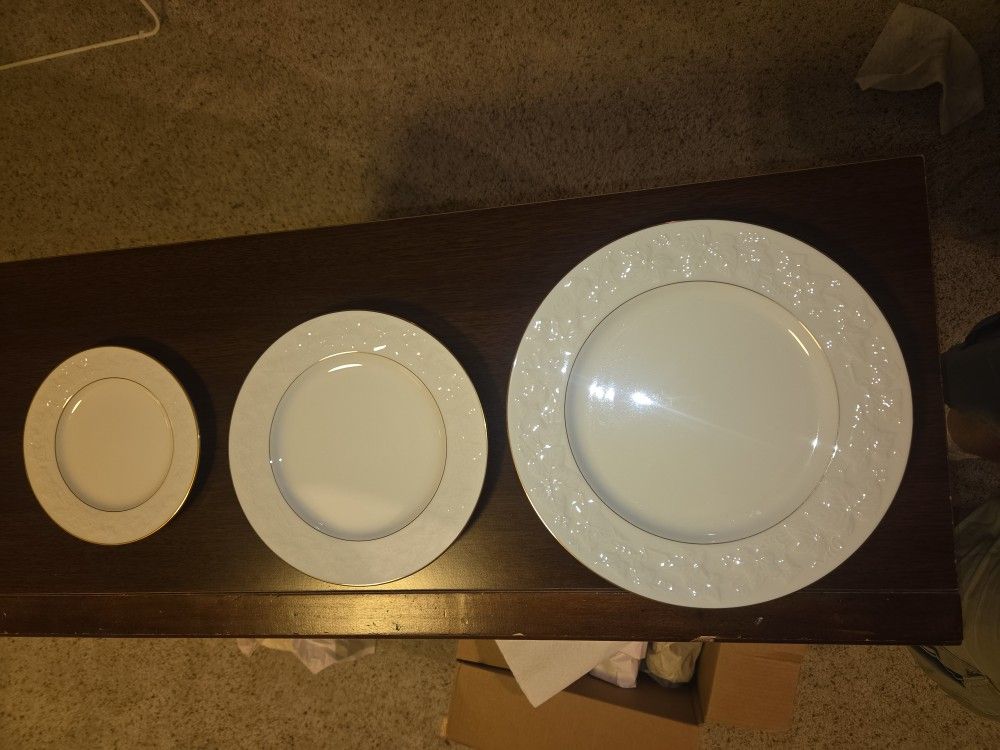 Noritake Halls of I've Plates sets Crystal wine Glasses