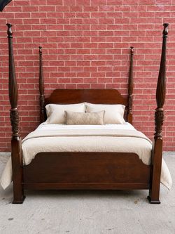 Beautiful Solid Wood Full-Size Four Poster Bed – Vintage/Elegant