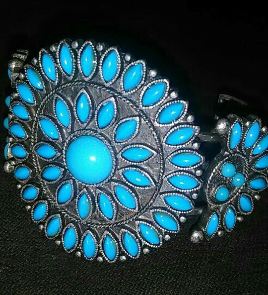 Turquoise color cuff bracelet size small Avon 2005 BRAND NEW IN BOX!