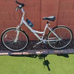 NISHIKI  comfort hybrid bike designed specifically for women, suspension seat,21 speed,17" Frame,26" Tires, Like New, low step Telephone Holder