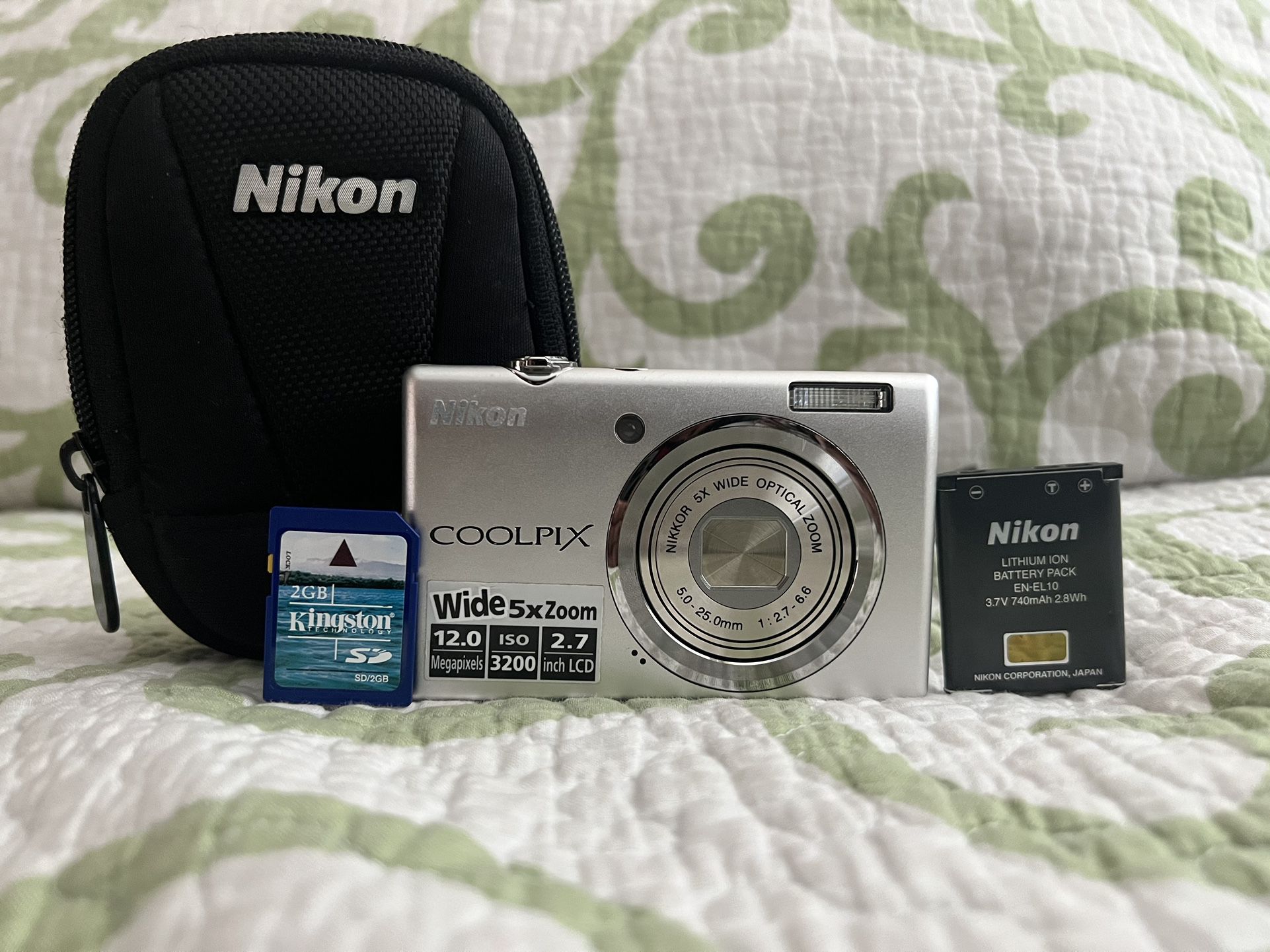 Nikon COOLPIX S570 12.0MP Digital Camera - white