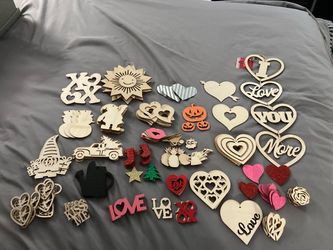 Holiday wooden pieces (take all)