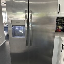 FRIGIDAIRE Refrigerator 